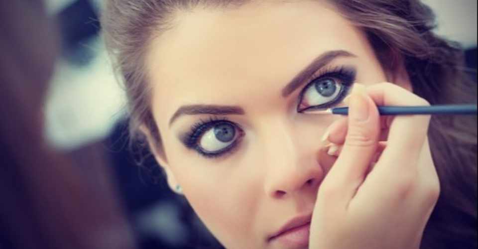 Eyeliner Nasil Surulur Pratik Eyeliner Cekme Onerileri Guzellik Haberleri