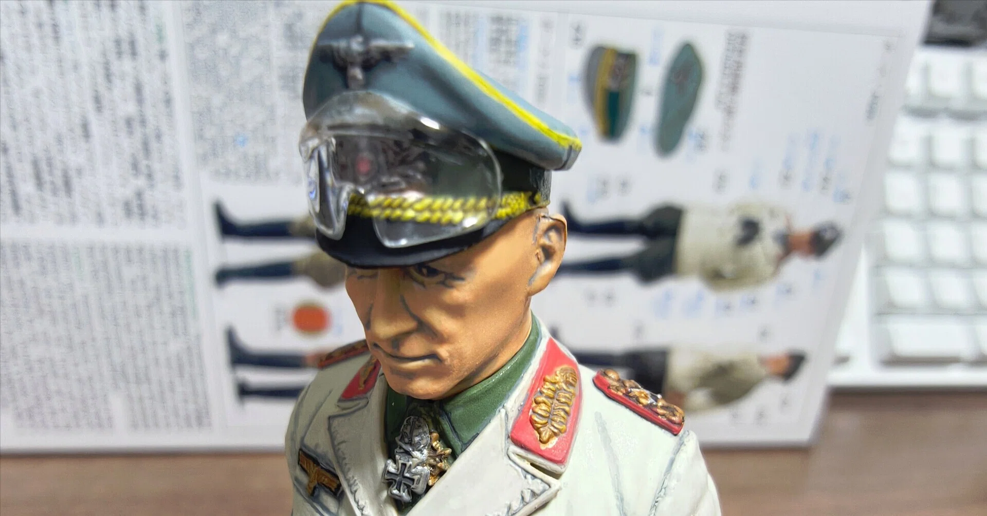 アクリルマーカーでタミヤ1/16 ドイツ・アフリカ軍団 ロンメル元帥を