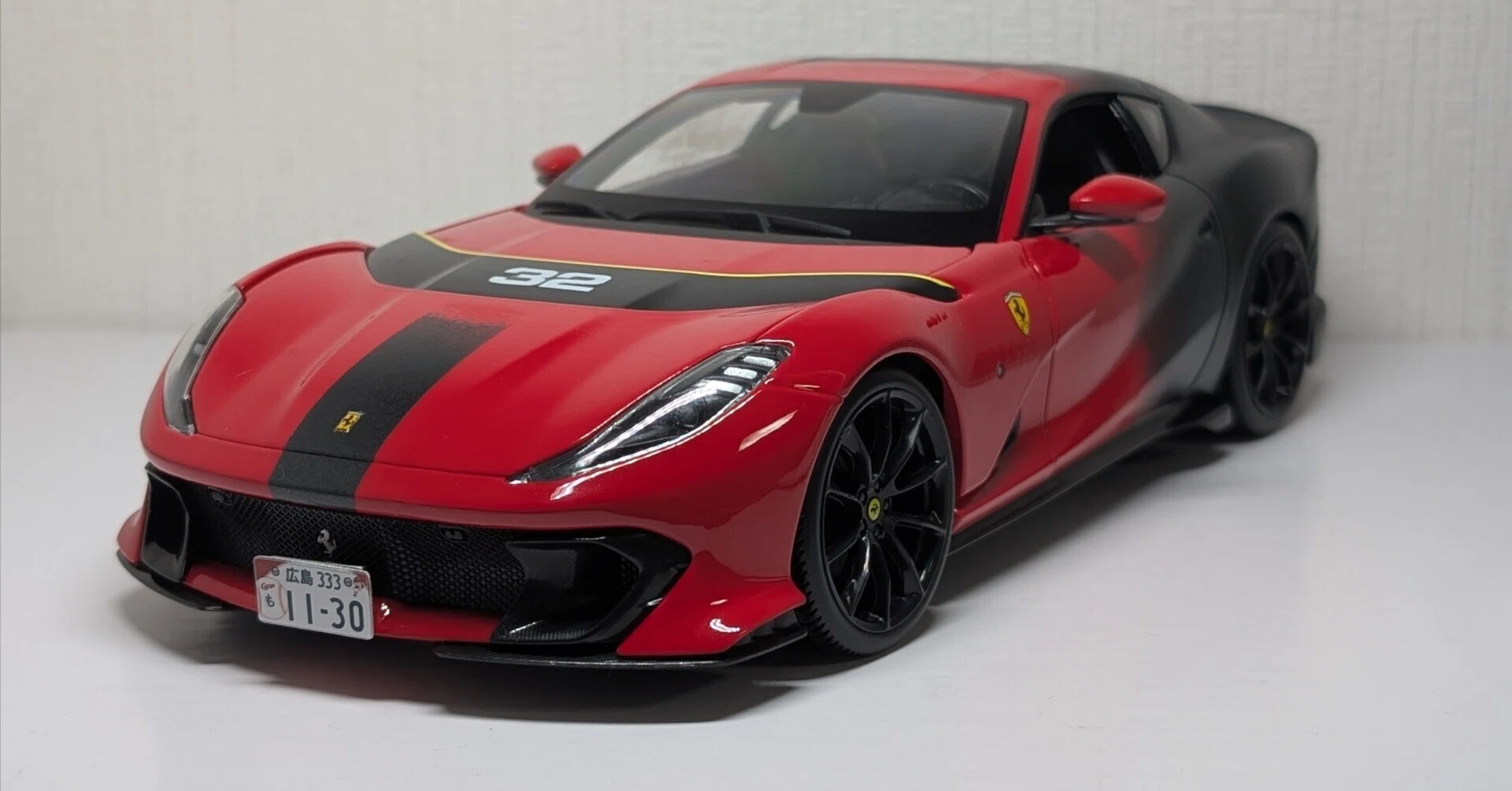 【グラデーション】1/18 フェラーリ 812コンペティツィオーネ カスタム 1/18 フェラーリ 812コンペティツィオーネをグラデーション塗装｜Roma