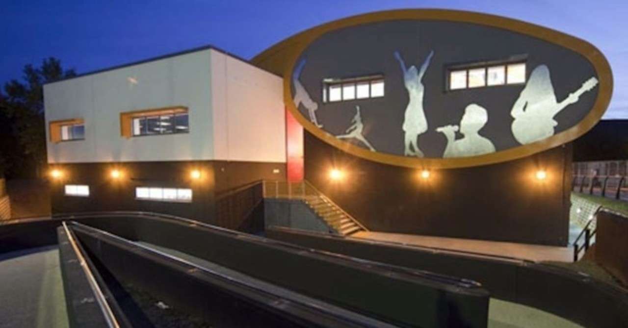 и. академия искусств utopia бельгия. школа исполнительских искусств. высшая школа прикладного искусства в праге. венский университет музыки и исполнительского искусства.