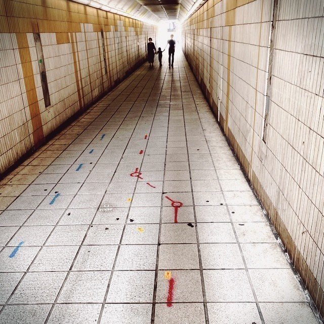 激しく言い争いながら やってくる家族 手を繋いだまま 喧嘩している 一緒に 歩いてゆく たかはしきょうこ Note 激しく言い争いながら やってくる家族 手を繋いだまま 喧嘩している 一緒に 歩いてゆく たかはしきょうこ Note