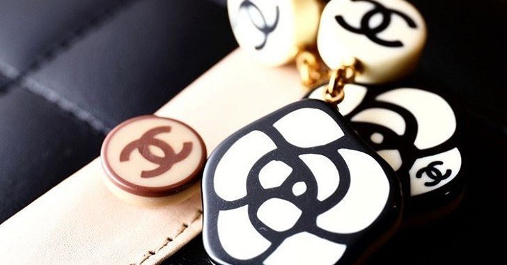 愛の象徴「カメリア」はココマークとならぶシャネルのアイコン｜ALLU