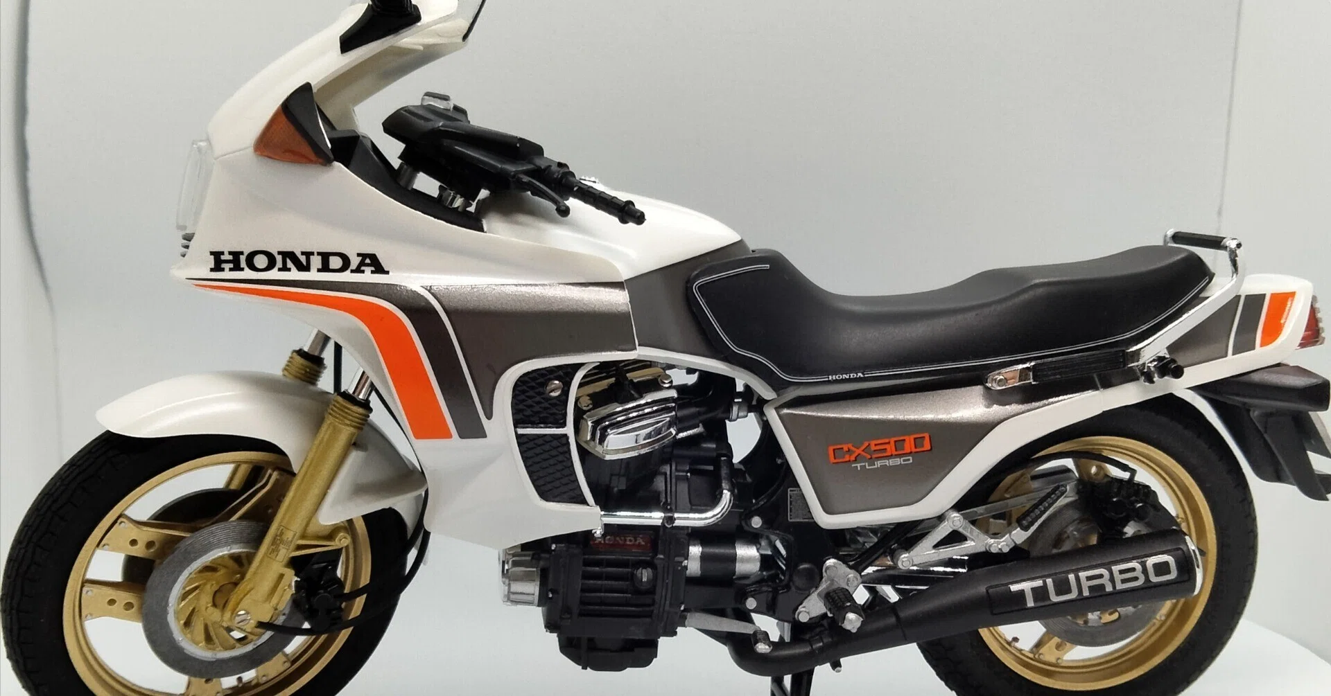 カウル付きバイクに挑戦】タミヤ Honda CX500 TURBOを作る｜しょうのお