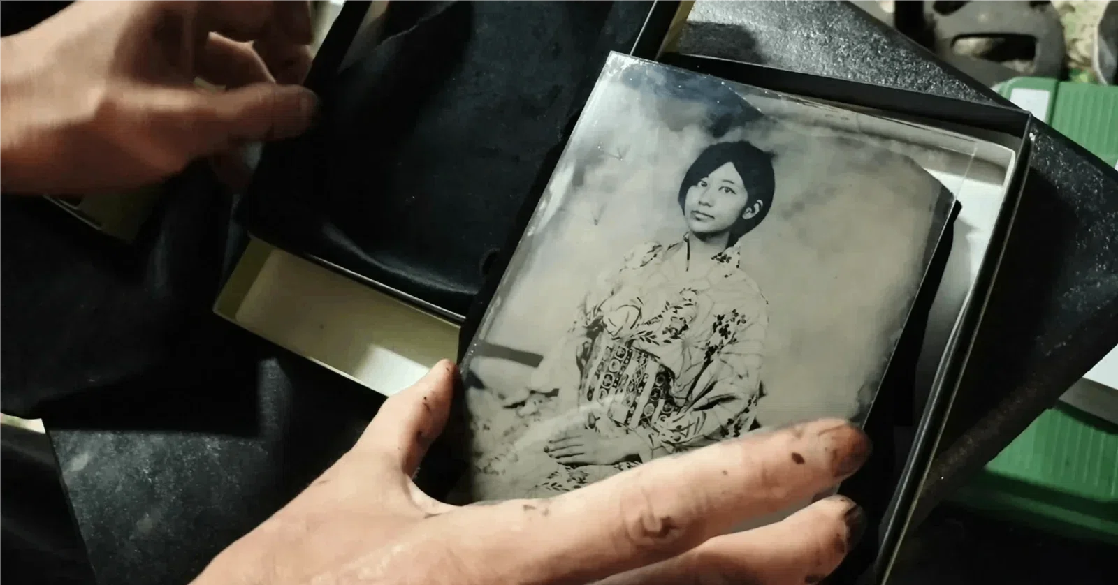 湿板写真の魅力を引き立てる黒｜化粧箱の内張りに選ばれた無反射植毛布