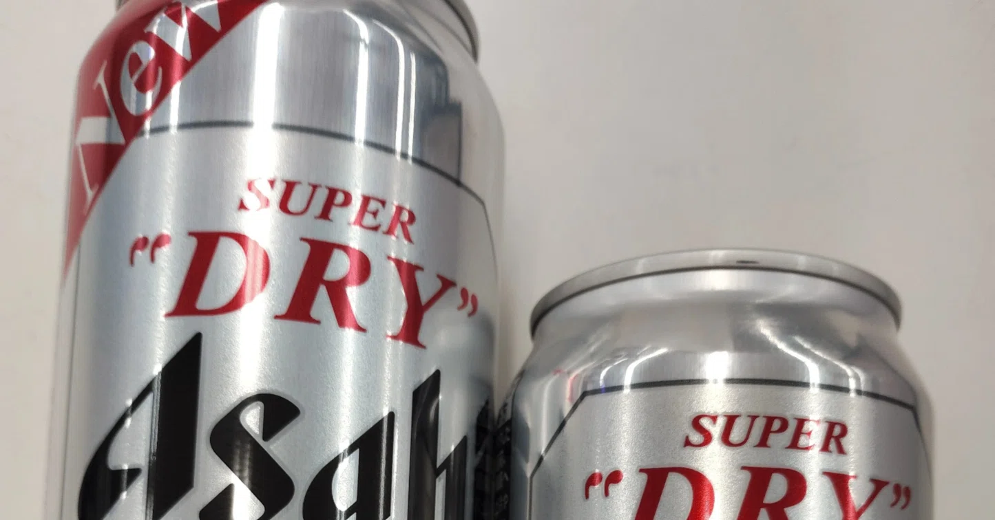 リニューアルしたアサヒスーパードライの缶ビールとリニューアル前の缶
