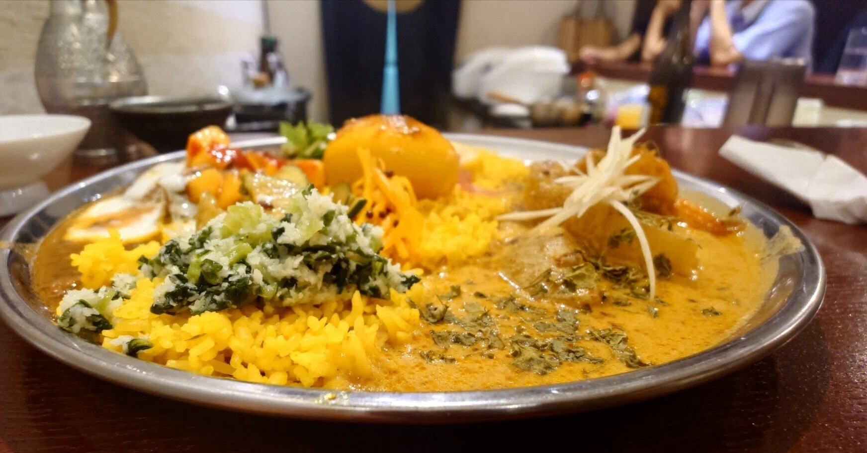 059 酒とスパイスマツコ@日本橋〜昼にスパイスカレーと燗酒｜J-center
