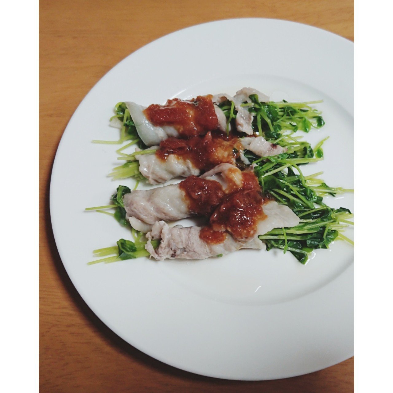 週一で作っているかもしれない 豆苗の豚バラ巻きです かかってるのは 梅肉 ポン酢 えごま油 混ぜたもの 美味しいです つd 梢 Note