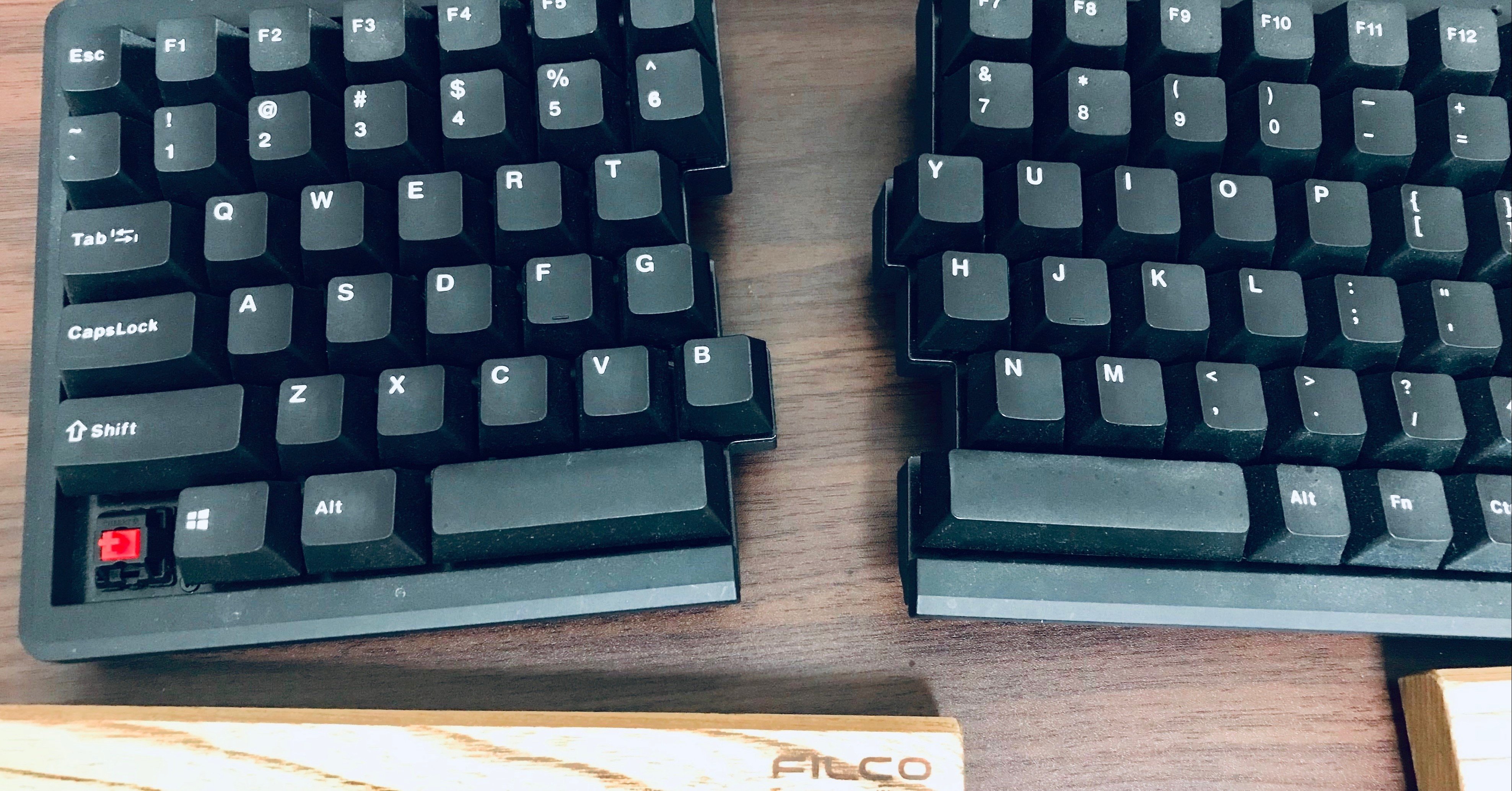 肩こり改善 Pcのキーボードを分割すると自然と良い姿勢になった ボブマネ Note