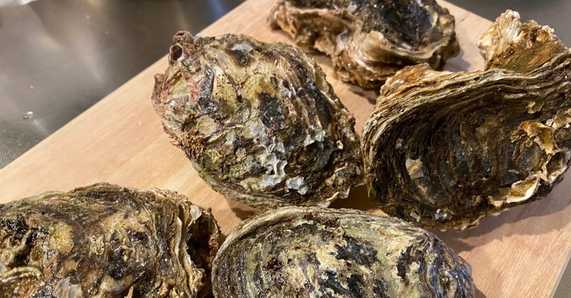 地物の岩牡蠣をバールのようなものでこじ開けた Noriaki Kawanishi 黒崎base半農style Note