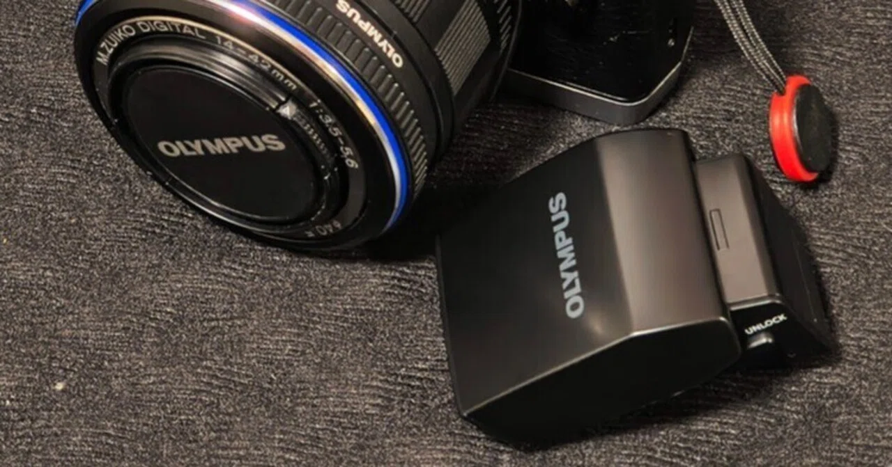 ちょい古ミラーレスのOM-D E-M5には防滴スピードライトが付属していた
