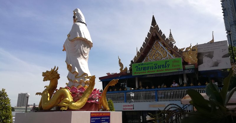 バンコク 街角徘徊日記 お寺の中のマッサージ屋に行ったらカオスだった Kay M バンコク在住 旅の記録 Note