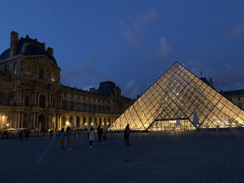 夜のルーヴル美術館 ライトアップ 村山里美 アラカンdeパリ パリ在住 58歳から単身パリへ 終わりの人生の始め方 Note
