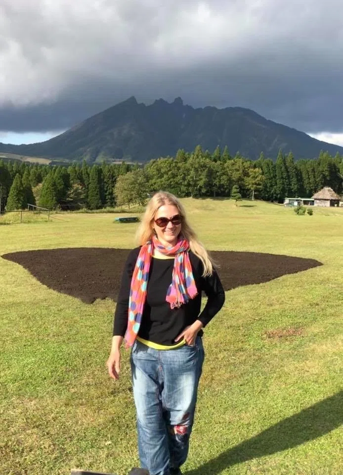 Congratulations Maria!! 高森町滞在アーティスト、マリア(ポーランド)のランドアートが月廻り公園で完成しました