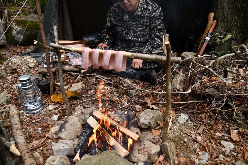 ソロキャンプ ミリキャン ブッシュクラフト サバゲー装備でやってみた 旅チングtv ソロキャンプ Note