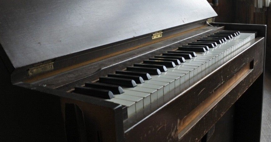 足踏みオルガンを弾く｜じゅんじゅん