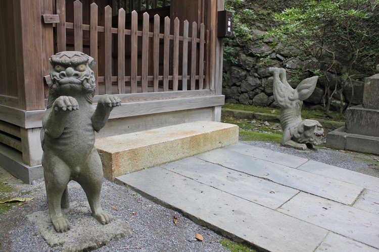 諏訪神社の狛犬たち