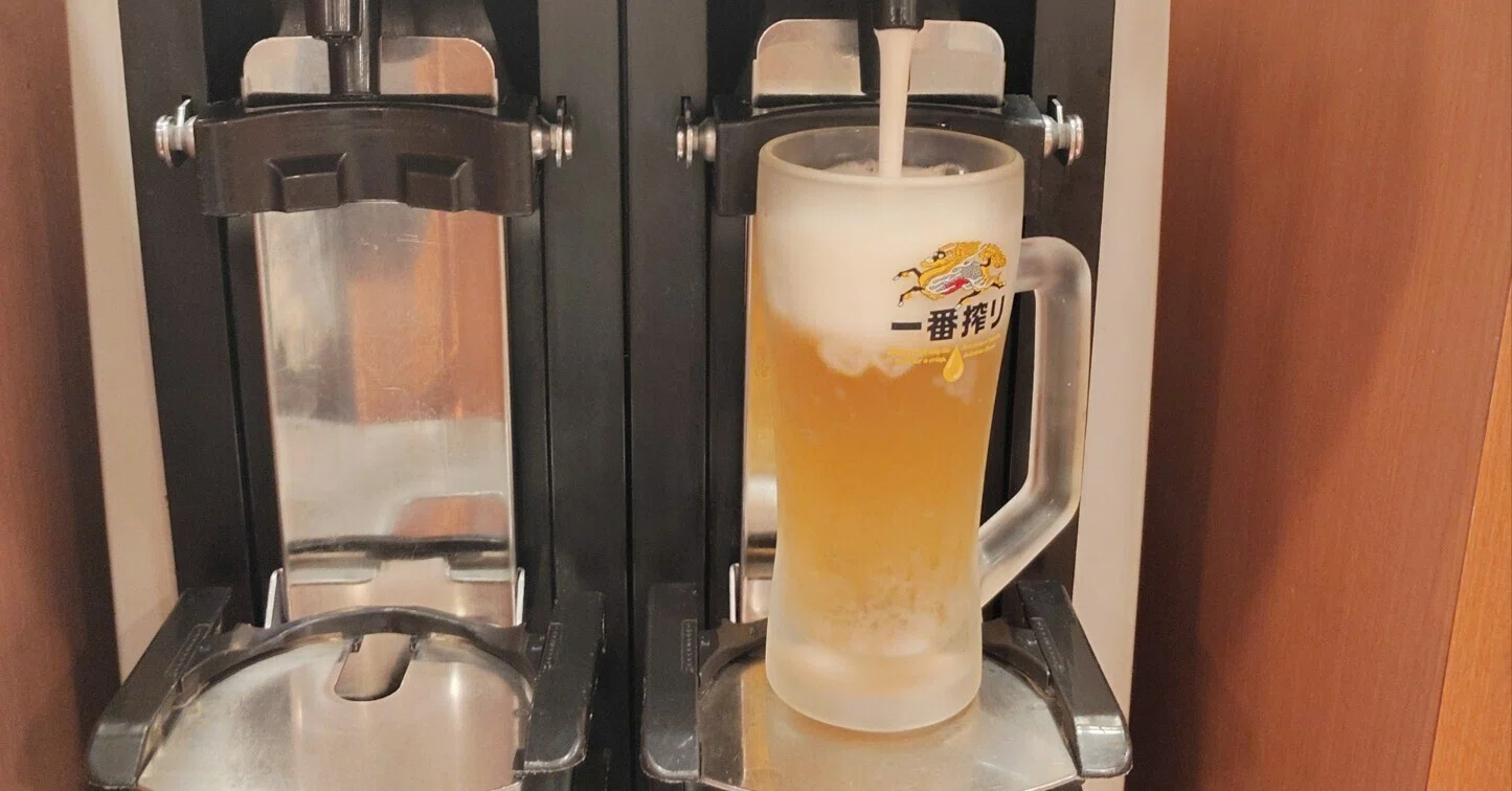 セルフビールサーバーで泡の注ぐ量を調整しながら、一番搾りの違いを