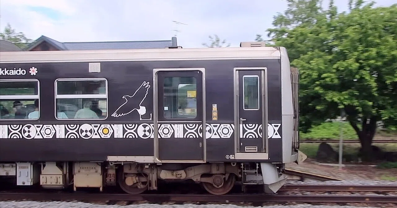 【北海道】美瑛駅で超レアなラッピング列車に遭遇！絶品　びえいカレーうどん