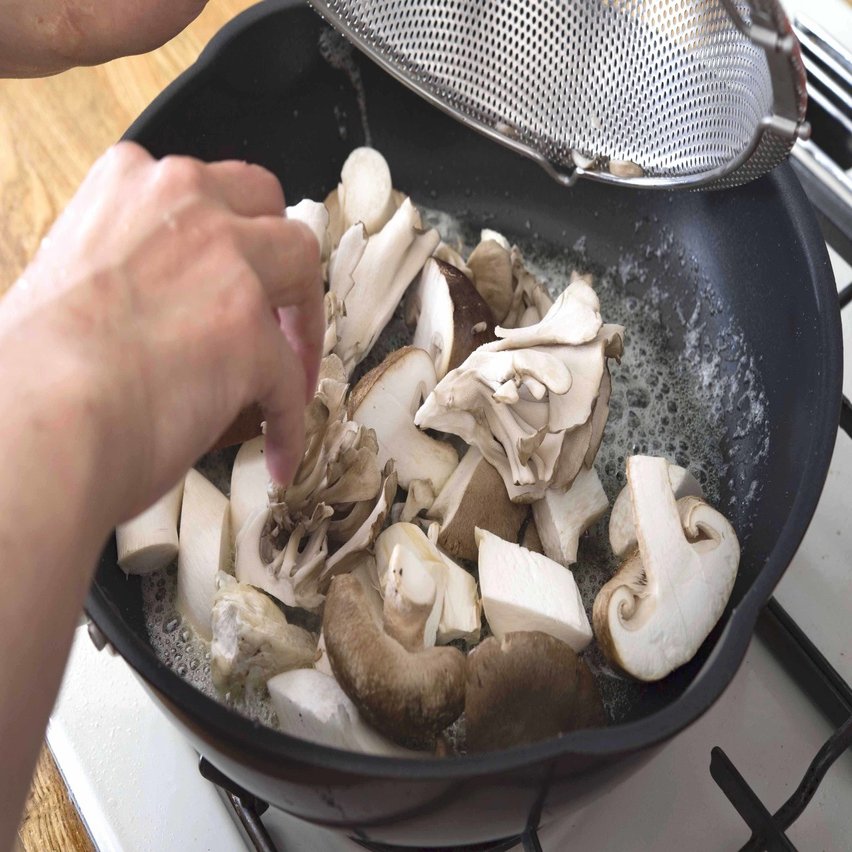伝説の家政婦 志麻さんに教えてもらったキノコを美味しく食べる方法 マガジンハウス書籍部