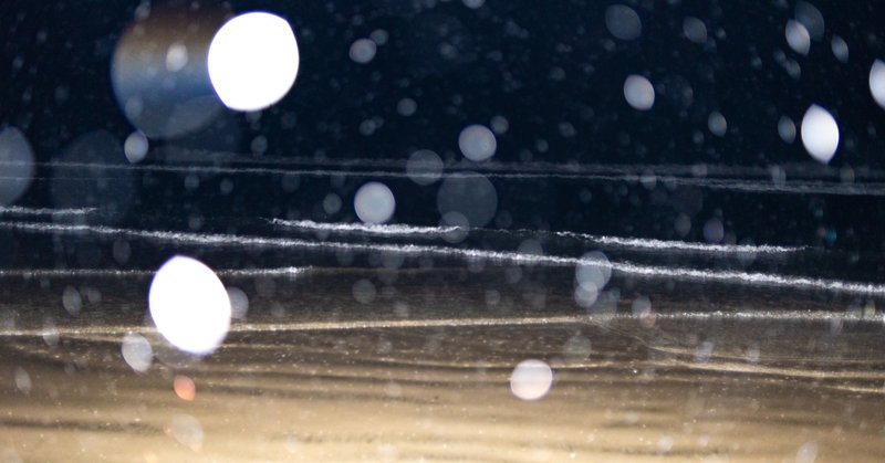 0718雨の日に黒い海の波打ち際の写真を撮る さのたくみ White Shirt Note