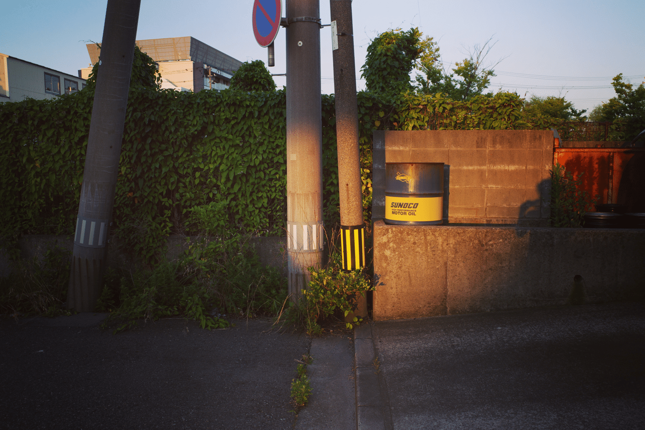 逢魔が時 建物の間から差し込む夕陽は 木漏れ日とは言わないんだろうな 東雲 Note