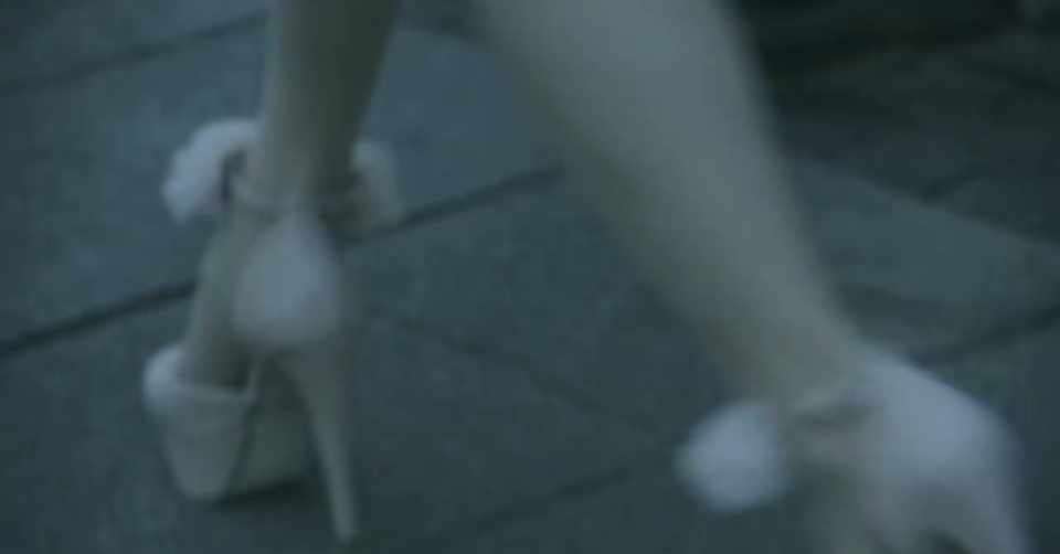 憧れの女とお揃いのピンヒールを捨てる 赤 Note