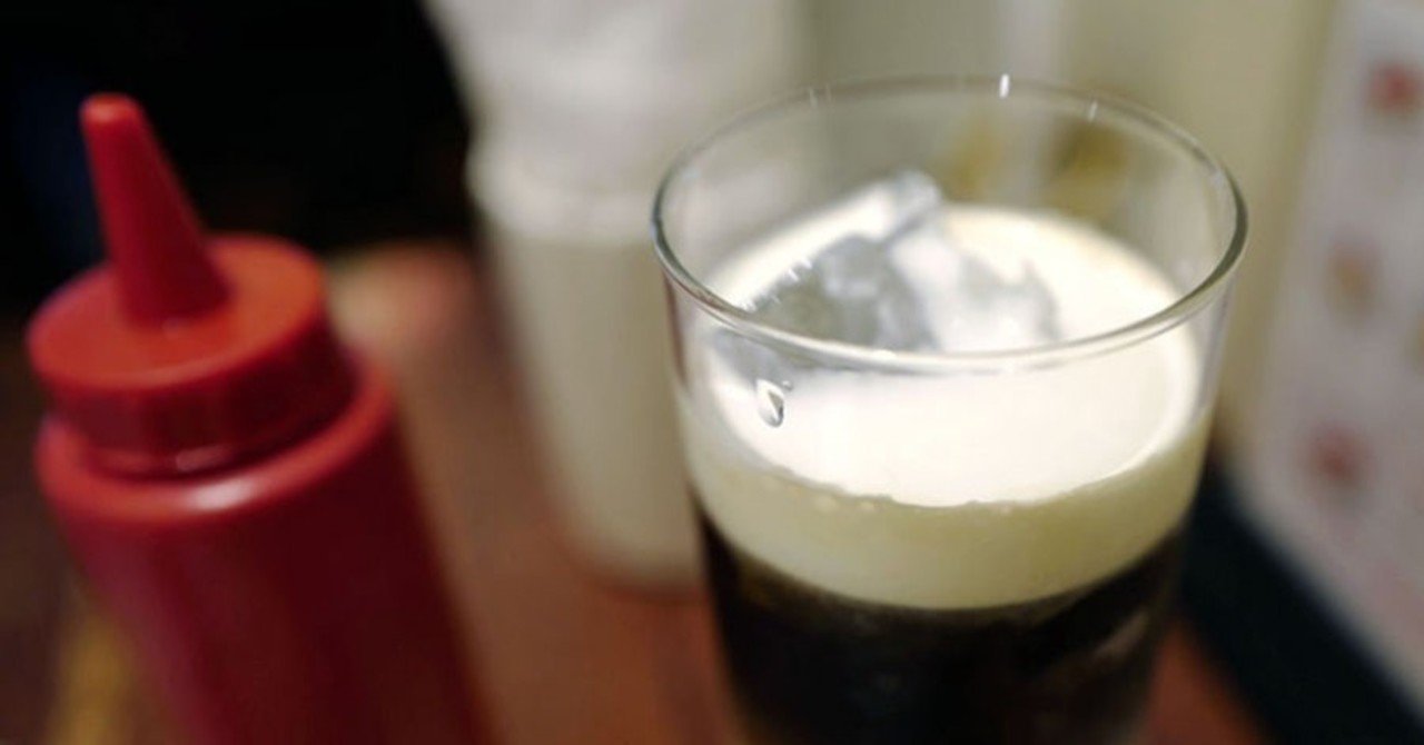 生クリームが浮かぶアイスカフェオレ｜サカキシンイチロウ