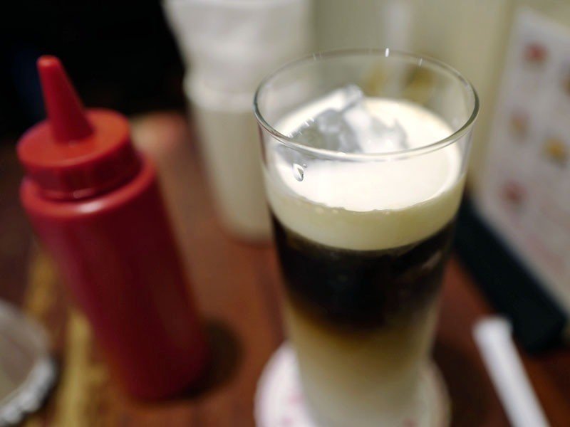 生クリームが浮かぶアイスカフェオレ｜サカキシンイチロウ