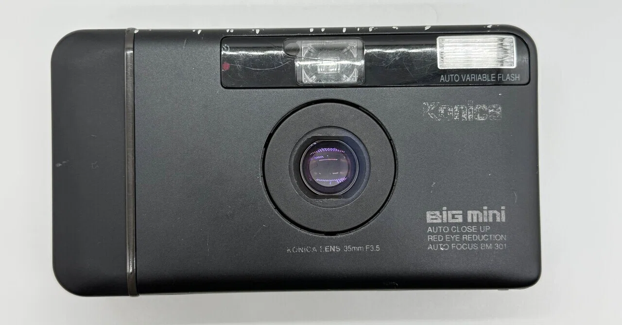 A battered KONICA BIG MINI BM-301 camera｜TOMOYUKI-CAMERA-LENS-TALK