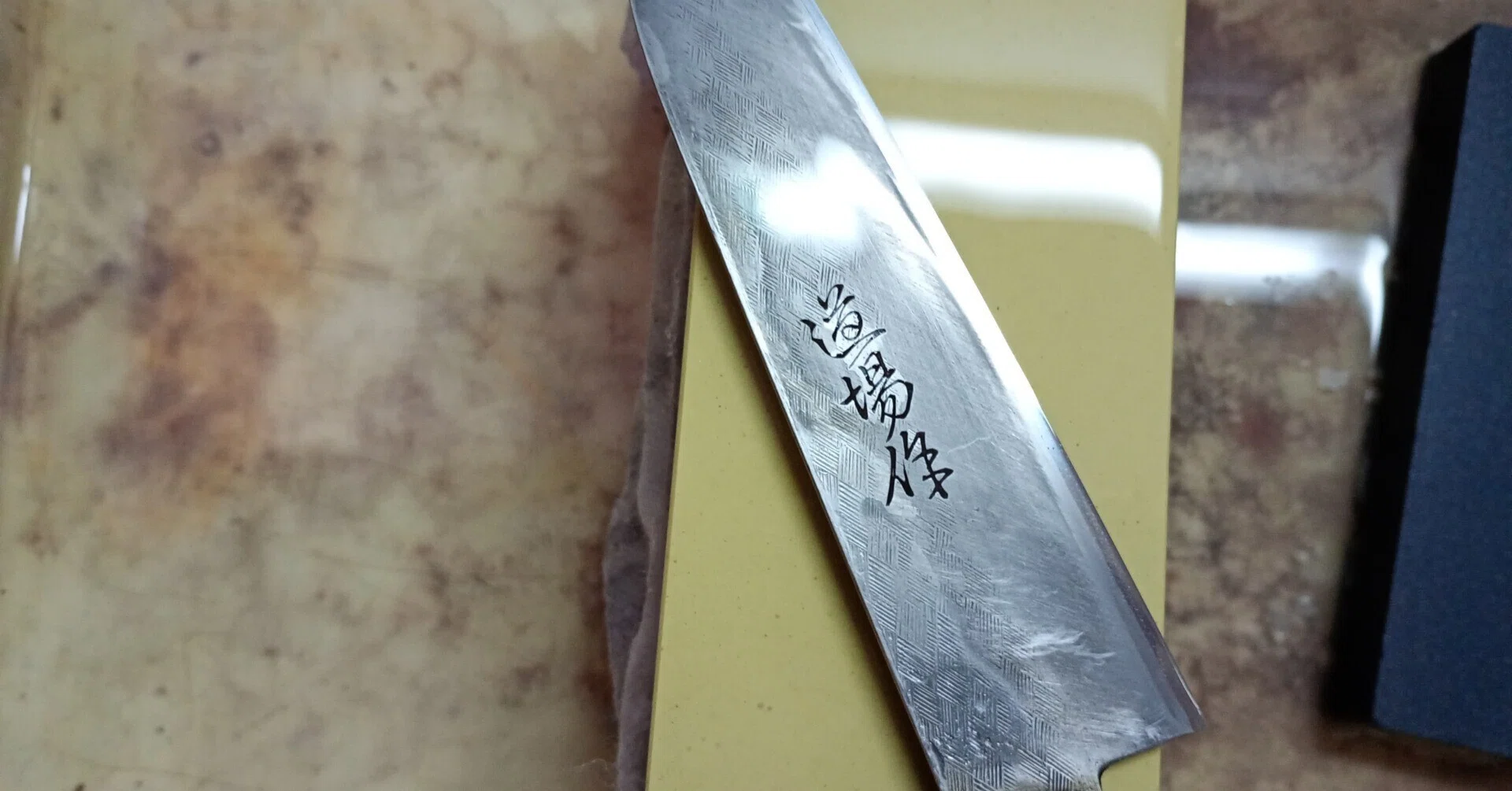 道場作 青鋼三徳包丁を研ぐ｜はっさ