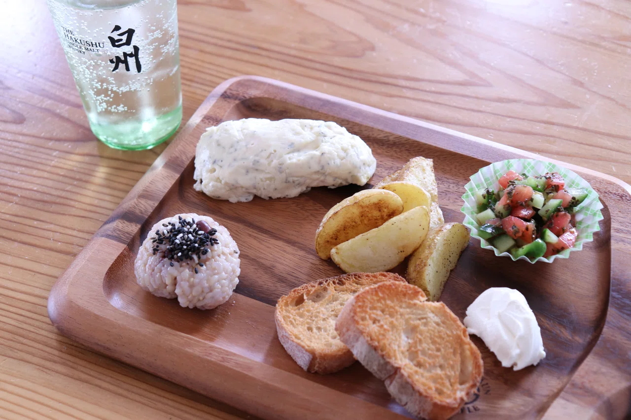 今日は久しぶりのお天気だったので朝から洗濯 掃除 ご飯炊き 常備菜作りをせっせとやりました ひと仕事終わった後のブランチは白州ハイボールでいただきました カッティングボードに盛り付けした ゆう Cadmania Note
