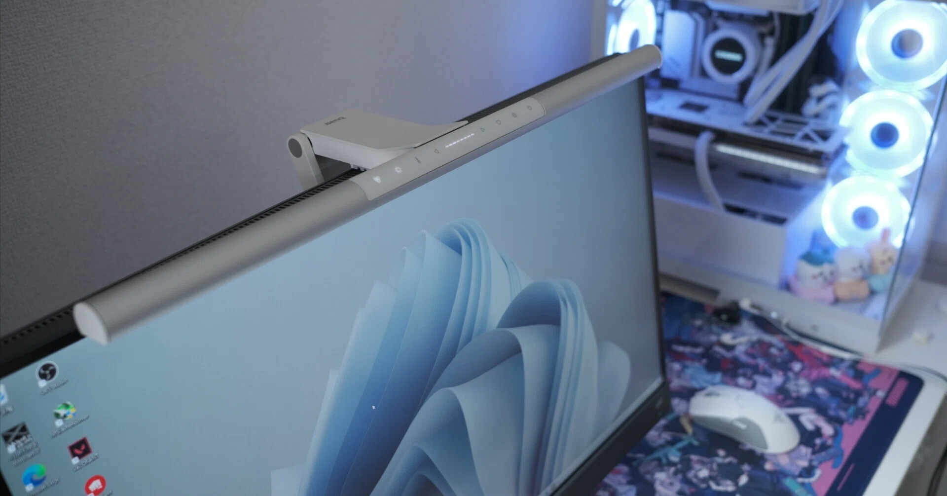 白デスク環境になじむシルバー。僕がBenQ ScreenBar Proを愛用している