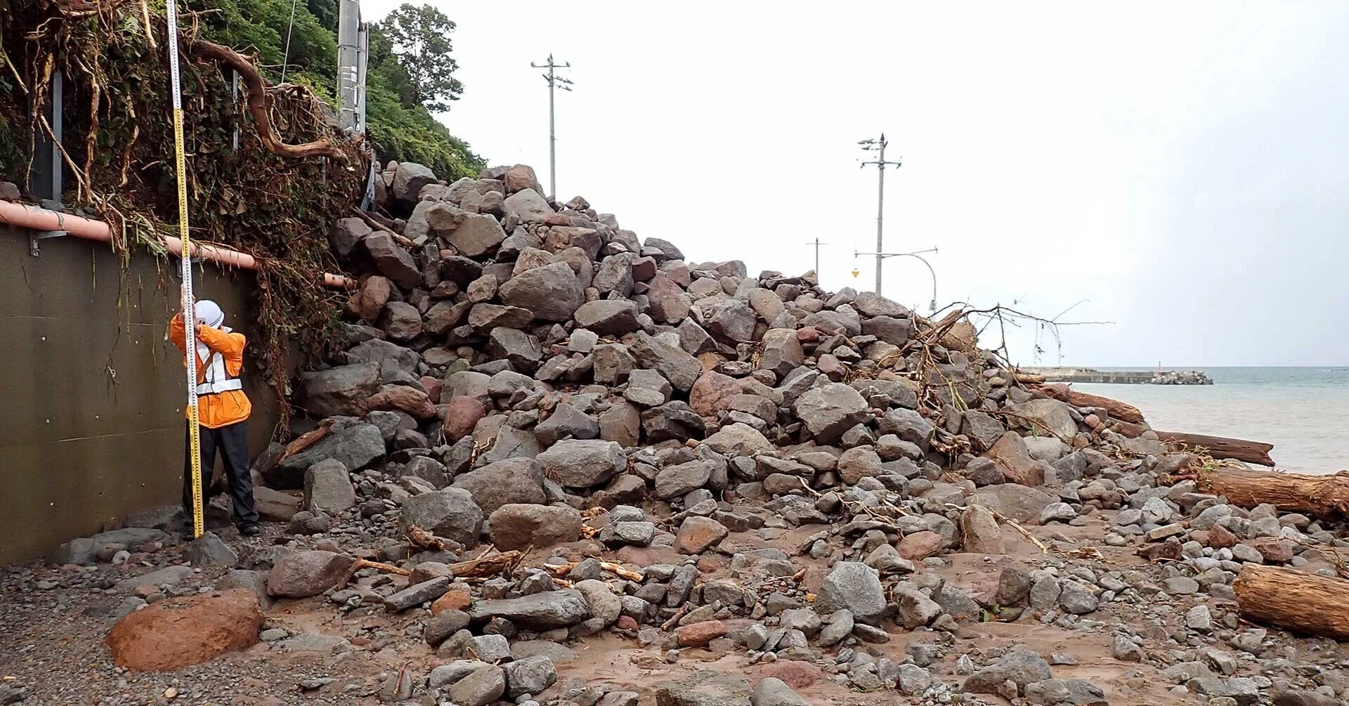 北海道の豪雨、国道231号増毛町で土砂崩れ／激甚化する災害に警戒｜e