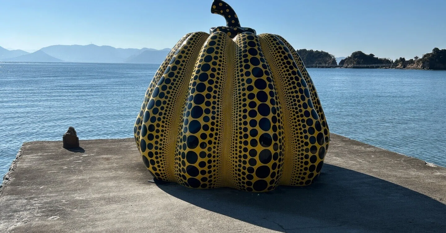 ジョディ バタグリアさんデザイン かぼちゃのカップル 直島で見たかぼちゃと、草間彌生さんへのありがとう 2026/8/28：英語