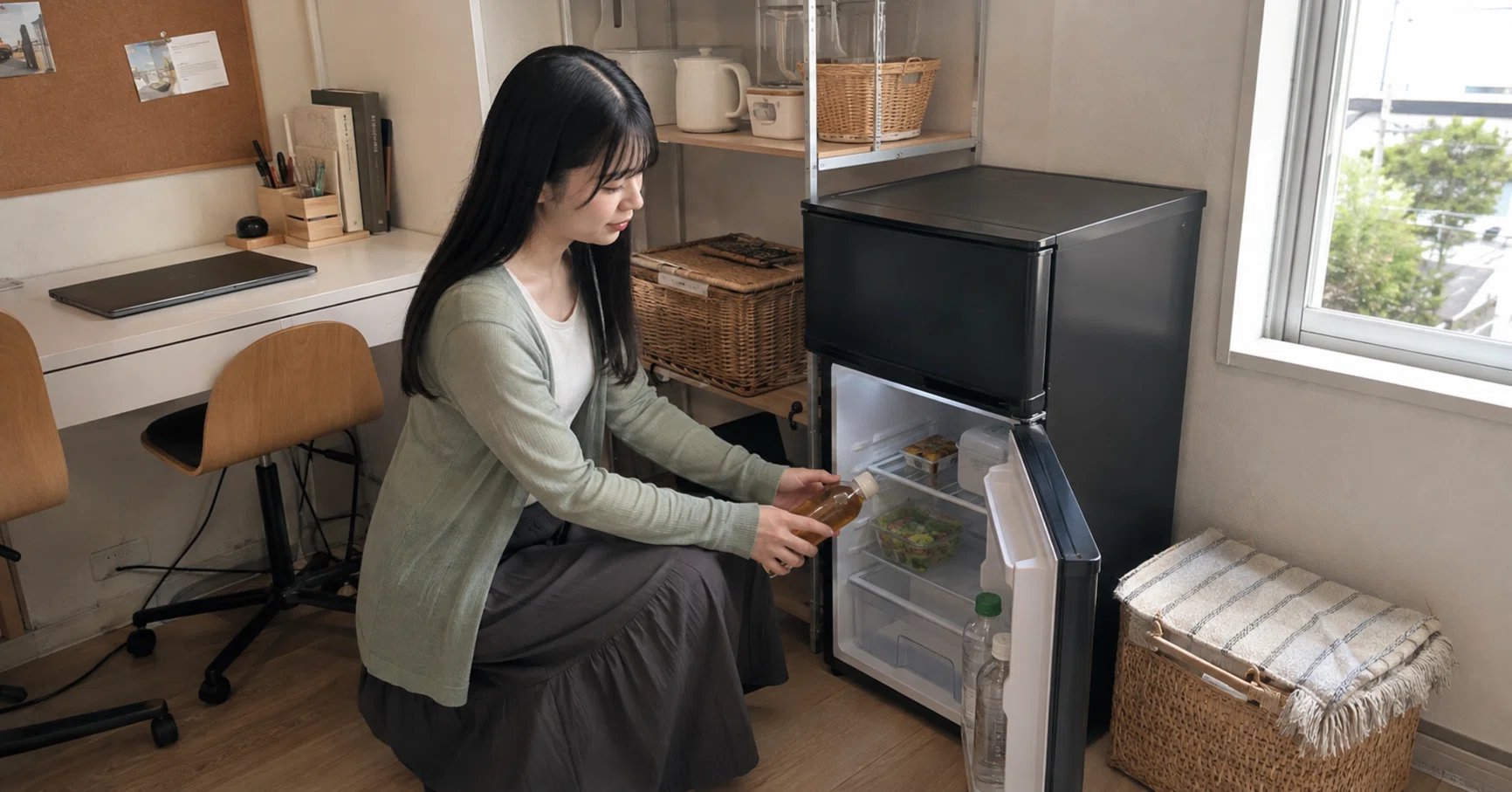 一人暮らしの部屋に収まる、simplus 90L冷蔵庫｜キツネ｜コラムライター