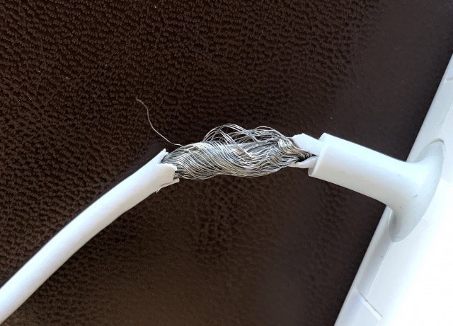 充電ケーブル断線しそう、、、。そんな時にあったら便利な補修材「ＵＶ 