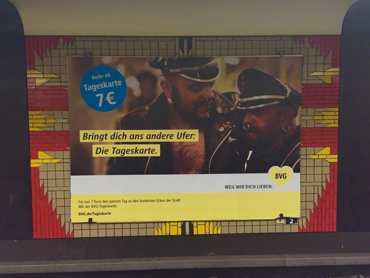 こういうキャンペーン広告があえて普通に採用される 街ーベルリン だから好きなんだよね。ちなみにベルリンのAB地区（乗り放題）の１日チケットの宣伝です。　こちらも併せてどうぞ、、　https://www.youtube.com/watch?v=xvcpy4WjZMs。。