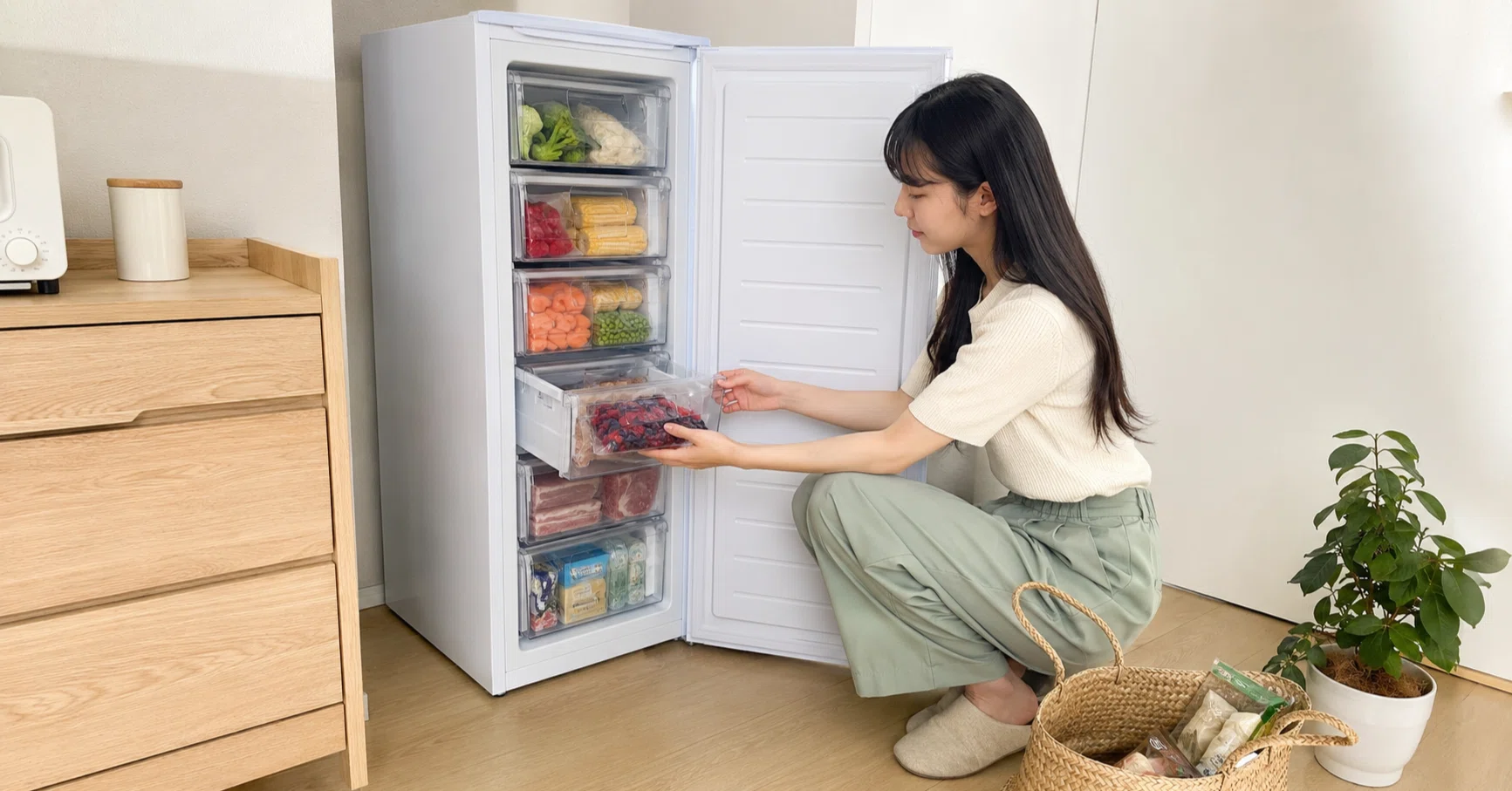 幅35.6cmで冷凍ストックが整う、アイリスオーヤマ80L冷凍庫｜キツネ
