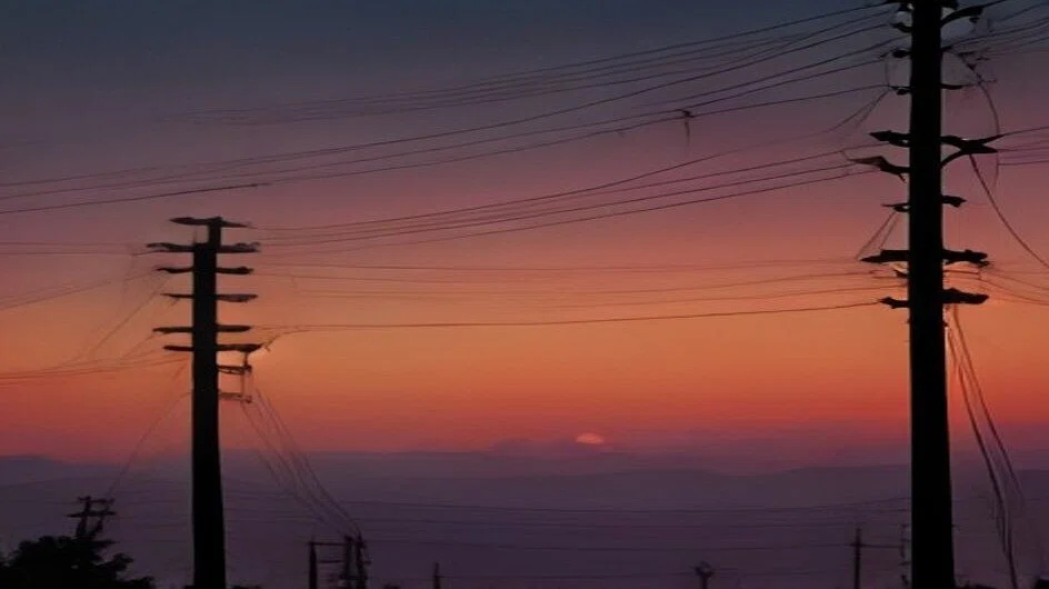 夕焼けの空を、たくさんの電線が幾重にも横切っている。左右に電柱が黒い影で立ち、遠くの山並みのすぐ上に日が沈みかけている