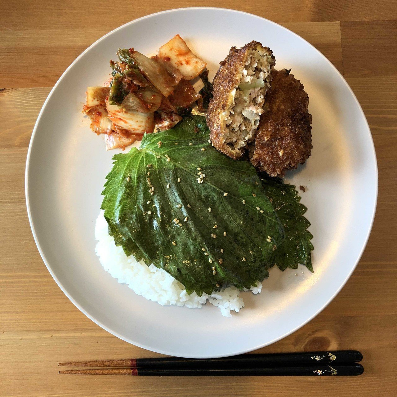 おうちごはん With My Husband 最近揚げ物を開拓中だったので 今日はメンチカツに挑戦 ちょっと揚げすぎたけど味は サムギョプサルして余った数枚のエゴマの葉は醤油漬けにしてご飯のお供に Kiko Note