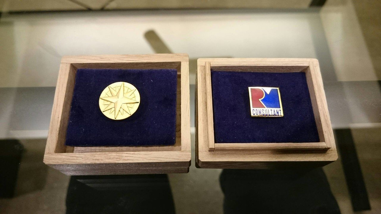 中小企業診断士バッジの見た目 士業でも上位のデザイン 資格geeks Note 中小企業診断士バッジの見た目 士業でも上位のデザイン 資格geeks Note