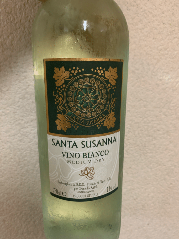 サンタ・スザンナ、かしら。イタリアの白ワインです。
辛口で切れ味の良い飲み口。からのさっぱりとした後味がとでも良いです。いくらでも飲めてしまう…危ない…美味しい。ごくごく。