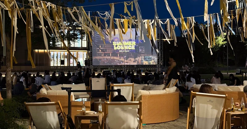 夏の夜風に吹かれ、芝生の上で映画に没入。「SUMMER LOUNGE」で開催中の「ねぶくろシネマ」
