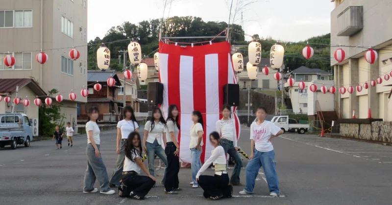 「第37回納涼盆踊り大会」のオープニングでダンスを披露