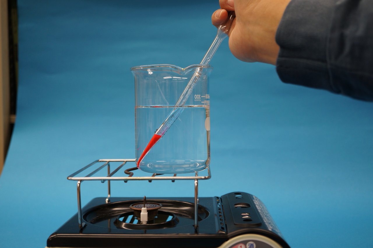 対流実験（水の中に赤いインクを入れ加熱）｜naturescience