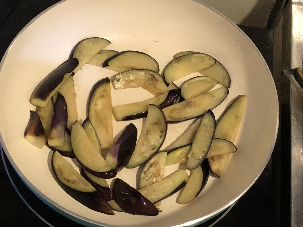 茄子のナンプラー肉味噌炒め 紫タマネギとエゴマ乗せ ケイチェルおじ Note