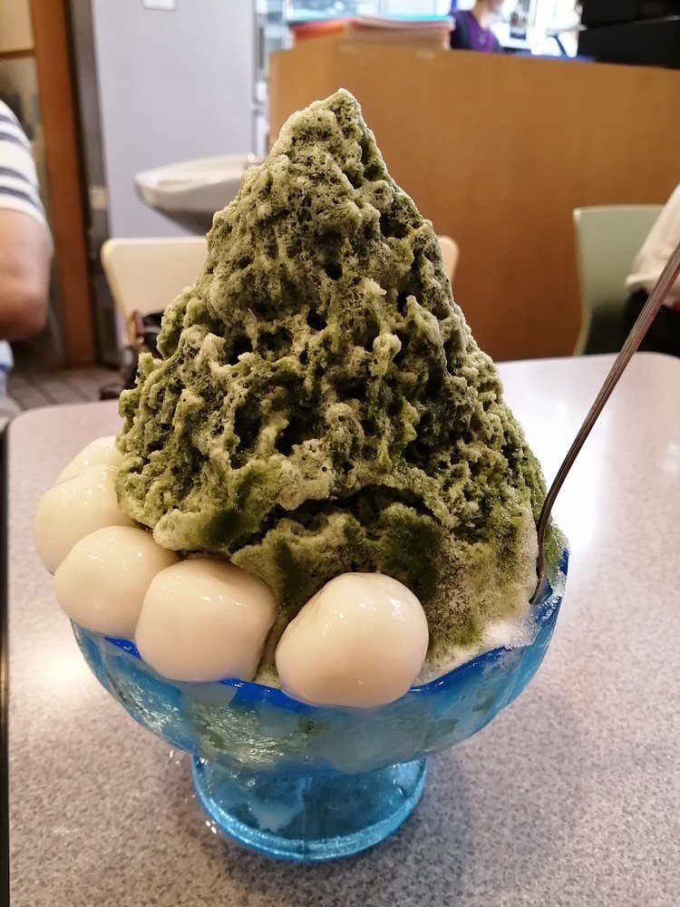 大阪にあるカドヤ東店の抹茶金時かき氷。フワフワの氷に白玉、中にプリン、ソフトクリームが入っている。ボリュームたっぷりなのにペロリと食べられる！
