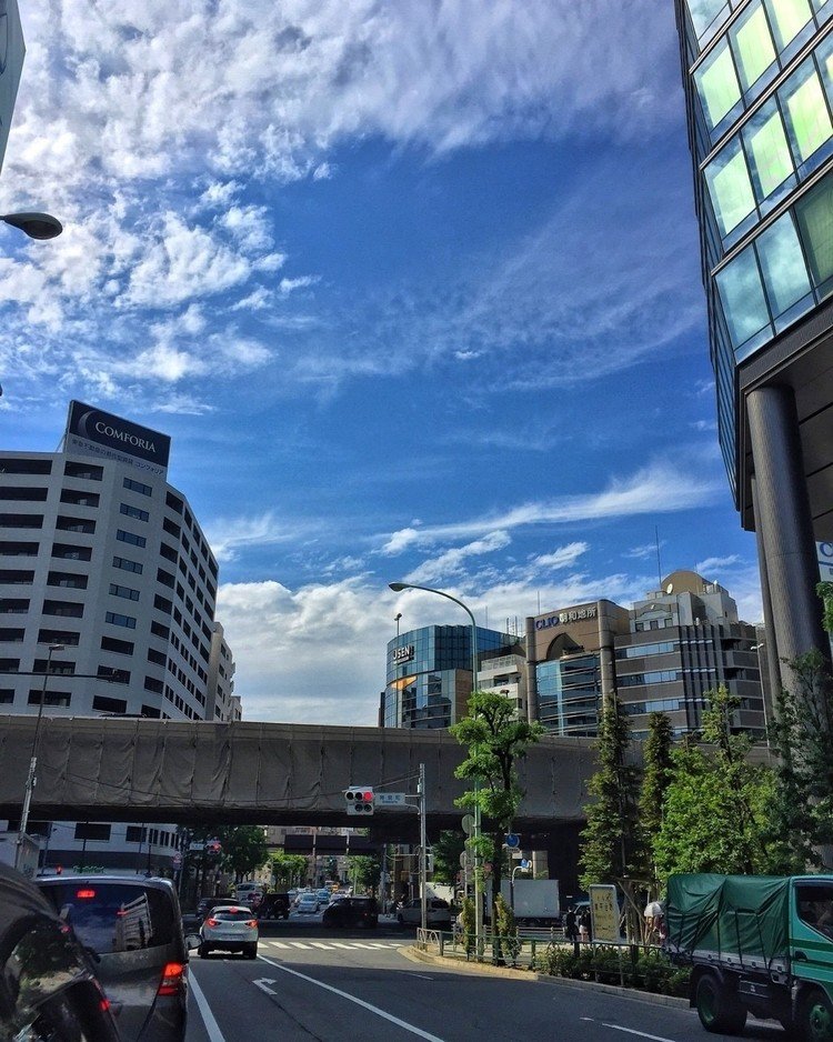 青空と雲がビルの窓に映り綺麗でした♫
#blue #sky #white #clouds #reflecting #building #window #Shibuya #Tokyo #Japan