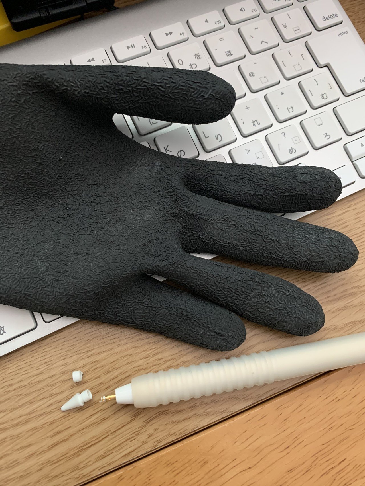 デザインとか楽譜書き込みに使ってたapple Pencil 半年前にペン先の根本が折れて取り出せないままだったんですけど 今日ついに取り出し ペン先交換できました 安全手袋がすごい摩擦力で役に立つ ま 地代所 悠 Note デザインとか楽譜書き込みに使ってたapple Pencil 半年前にペン先の根本が折れて取り出せないままだったんですけど 今日ついに取り出し ペン先交換できました 安全手袋がすごい摩擦力で役に立つ ま 地代所 悠 Note