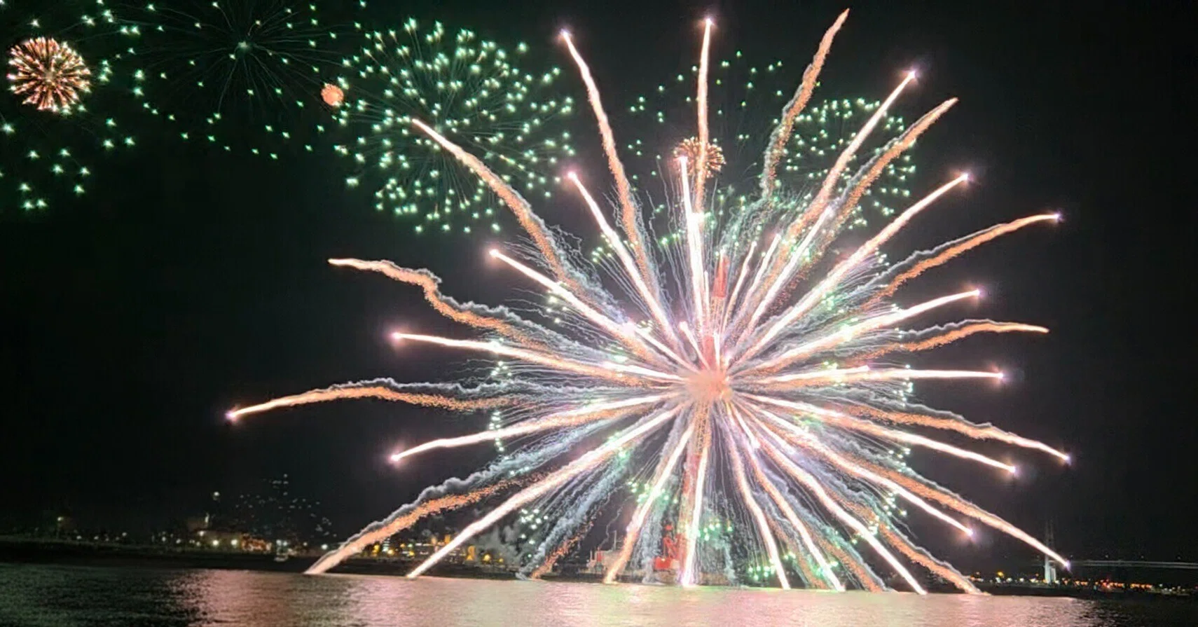 横浜の夜空に咲く花火、その下で｜紫陽花